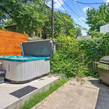 Vibrant, Quirky Home With Hot Tub Near S Congress